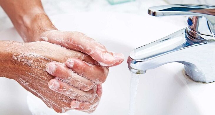 mytí rukou jako prevence infekce podkožními parazity